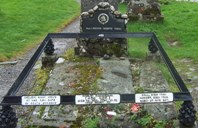 Grave of Rob Roy and his wife and two sons